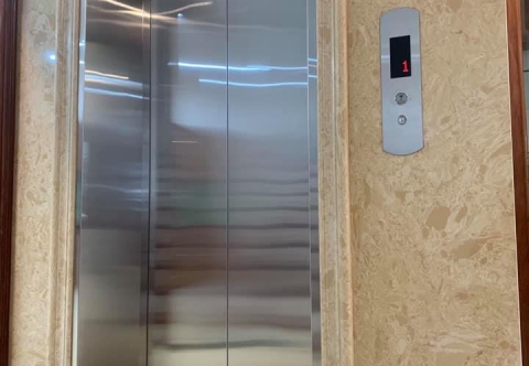 Thang máy 2 cửa là gì? Giải pháp tối ưu cho nhà phố hiện đại